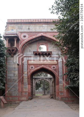 Arab ki sarai gateway, Humayun's Tomb complex, Delhi, India 100770434