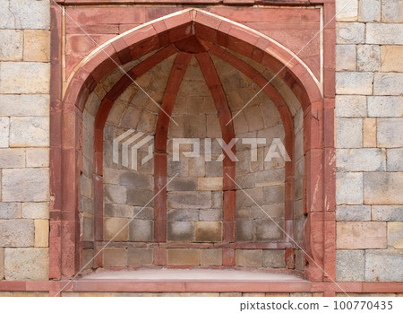 Architecture detail inside the Humayun's Tomb, built by Hamida Banu Begun in 1565-72, Delhi, India Architecture detail inside the Humayun's Tomb, built by Hamida Banu Begun in 1565-72, Delhi, India 100770435