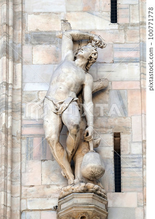 Statue of Saint on the facade of the Milan Cathedral, Duomo di Santa Maria Nascente, Milan, Lombardy, Italy 100771778