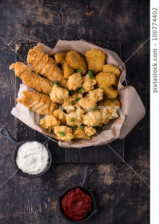 Chicken nuggets, strips and bites 100774402