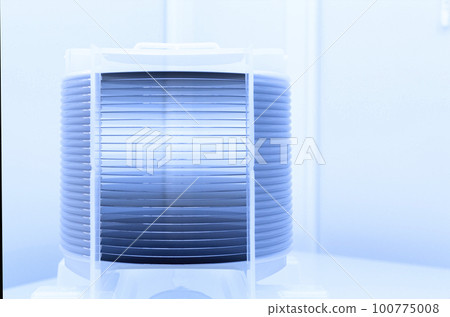 A lot of silicon wafers packed in a plastic storage box in the clean room of a semiconductor foundry ready for microchip production. 100775008