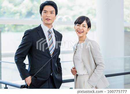 男性和女性商務人士的形象 男性和女性商務人士的形象 100775777