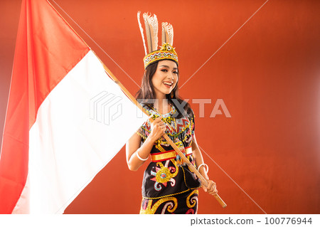 asian woman in king bibinge smiling showing her teeth 100776944