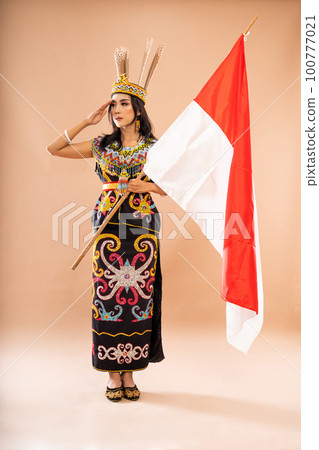 asian woman in king bibinge looking right while standing with salutation 100777021