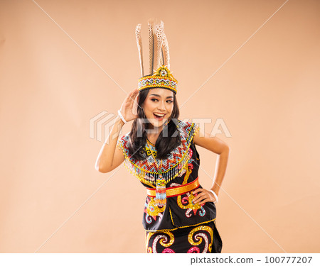 woman in king bibinge opening her hand in front of her ear woman in king bibinge opening her hand in front of her ear 100777207