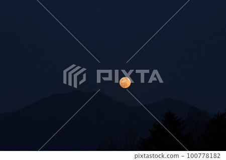 北斗市竹川町茅岳岳升起的3月滿月 100778182