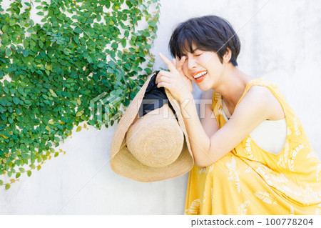 穿著黃色裙子的年輕女子 穿著黃色裙子的年輕女子 100778204