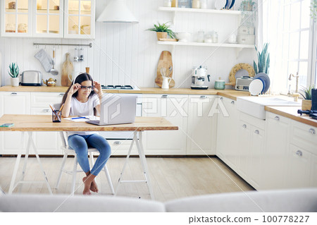 Girl e-learning, use tech, experiences vision problems Girl e-learning, use tech, experiences vision problems 100778227