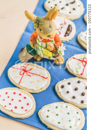 Colorful easter home gingerbread cookies in the shape of an egg on a blue background. 100778328