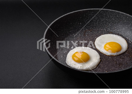 Delicious nutritious English breakfast with fried eggs and tomatoes Delicious nutritious English breakfast with fried eggs and tomatoes 100778995