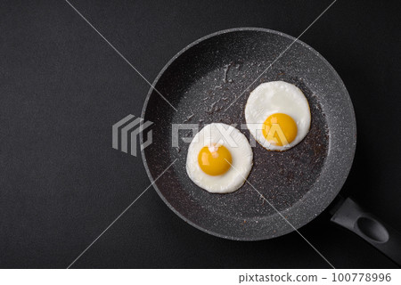 Delicious nutritious English breakfast with fried eggs and tomatoes 100778996
