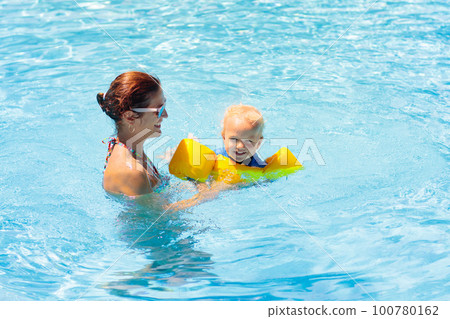 Mother and baby in swimming pool 100780162