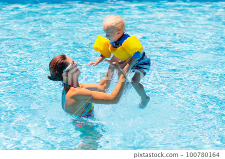 Mother and baby in swimming pool 100780164