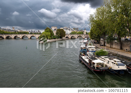 River Seine With Tourist Boat and Bridge Pont Neuf In Front Of Cathedral Notre Dame On Ile De La Cite In Paris, France 100781115