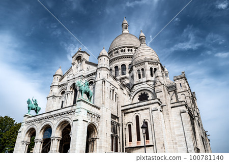 Basilica Sacre Coeur At The Montmartre Hill In Paris, France 100781140