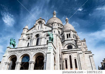 Basilica Sacre Coeur At The Montmartre Hill In Paris, France Basilica Sacre Coeur At The Montmartre Hill In Paris, France 100781151