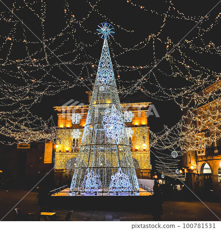 electric Christmas tree 100781531