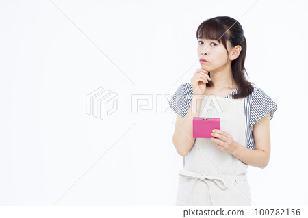 Housewife in her thirties who is in trouble with living expenses 100782156