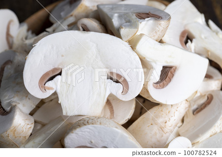 Sliced mushrooms on a board 100782524