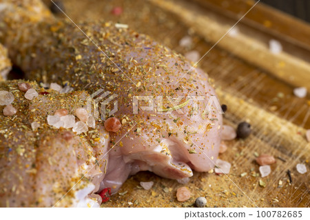 Freshly washed and skinned chicken meat 100782685