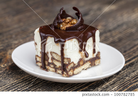 Creamy cheesecake with chocolate and cookies Creamy cheesecake with chocolate and cookies 100782785