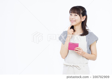 A housewife in her thirties who manages living expenses A housewife in her thirties who manages living expenses 100782909