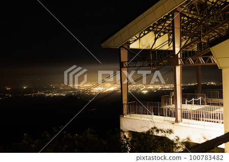 從八甲田山頂眺望青森市夜景(青森縣青森市) 從八甲田山頂眺望青森市夜景(青森縣青森市) 100783482
