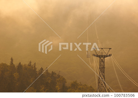 Hakkoda Ropeway emerging from the mist at dusk (Aomori City, Aomori Prefecture) Hakkoda Ropeway emerging from the mist at dusk (Aomori City, Aomori Prefecture) 100783506
