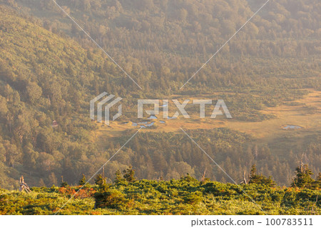 Kenashitai Wetland at dusk in autumn seen from the summit of Hakkoda (Aomori City, Aomori Prefecture) 100783511