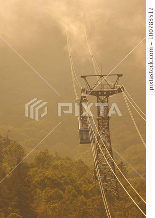 Hakkoda Ropeway emerging from the mist at dusk (Aomori City, Aomori Prefecture) 100783512