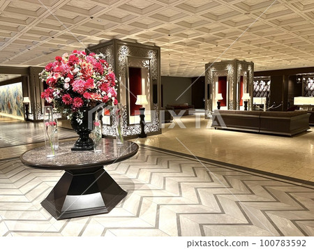 City hotel lobby and flower arrangement 100783592