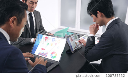 Group of business people working on PC in the office Group of business people working on PC in the office 100785332