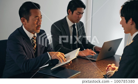 在黑暗的房間裡集體談話審訊偵探 100785380