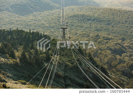 Ropeway seen from Hakkoda Ropeway Sancho Station in autumn colors (Aomori City, Aomori Prefecture) 100785444