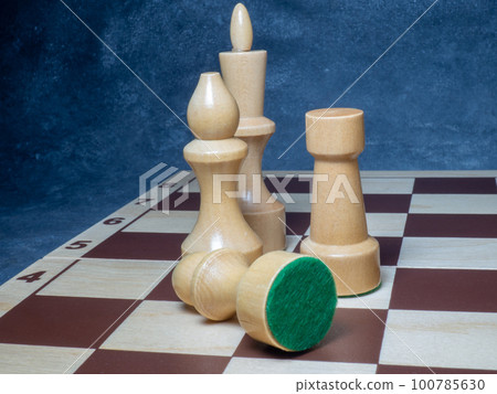 Chess board with figures. Wooden chess. Board games. Location of opponents. Counter strategy. Chess board with figures. Wooden chess. Board games. Location of opponents. Counter strategy. 100785630