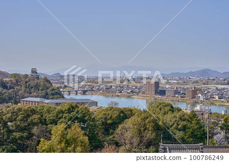 從犬山成田山看到的犬山城附近的城市景觀 從犬山成田山看到的犬山城附近的城市景觀 100786249