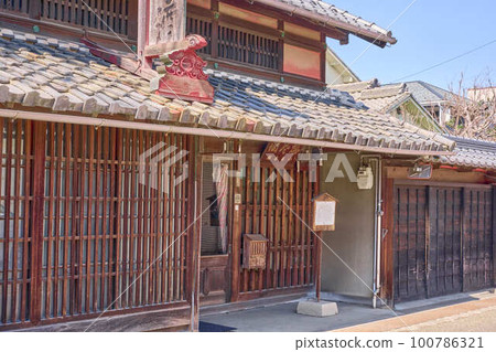 犬山城下町的古色古香的日式房屋 100786321