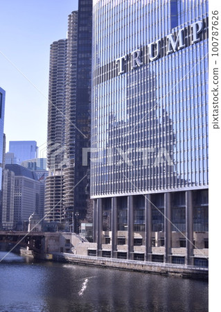 Scenery from the Chicago River Downtown 100787626