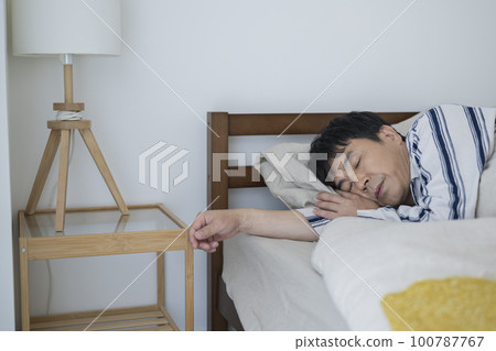 早上睡在臥室裡的 50 多歲男人 早上睡在臥室裡的 50 多歲男人 100787767