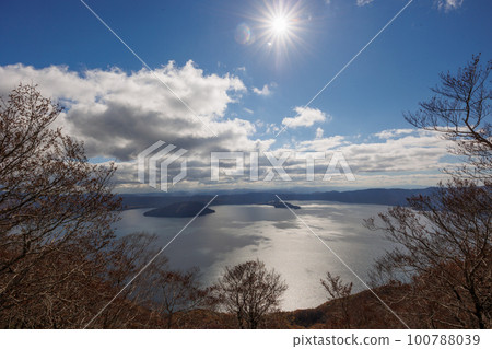 Lake Towada seen from Mt. Ohanabe observatory in autumn colors (Towada City, Aomori Prefecture) Lake Towada seen from Mt. Ohanabe observatory in autumn colors (Towada City, Aomori Prefecture) 100788039