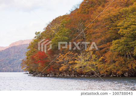 Lake Towada in autumn colors (Towada City, Aomori Prefecture) Lake Towada in autumn colors (Towada City, Aomori Prefecture) 100788043