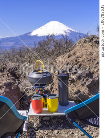 一邊眺望富士山,一邊品嚐山米和咖啡 一邊眺望富士山,一邊品嚐山米和咖啡 100788635