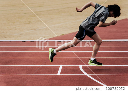 跑步者田徑比賽開始 100789052
