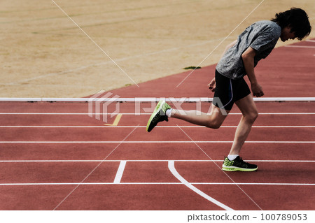 跑步者田徑比賽開始 100789053