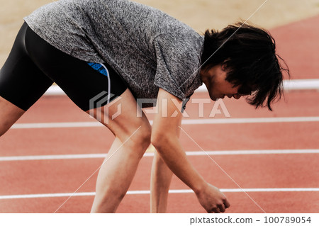 Runner track and field start 100789054