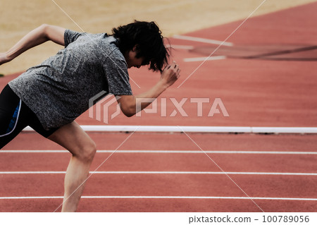 跑步者田徑比賽開始 100789056