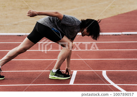 跑步者田徑比賽開始 100789057