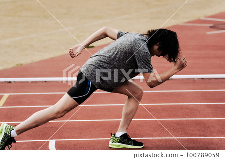 跑步者田徑比賽開始 100789059
