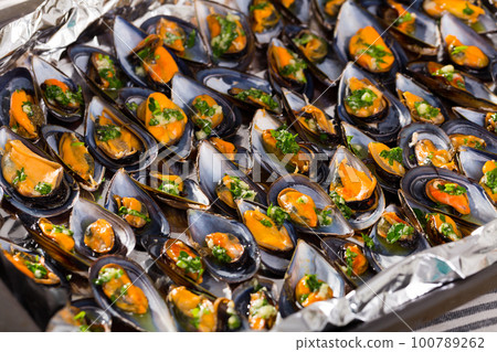 Mussels on baking tray Mussels on baking tray 100789262