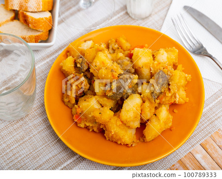 Homemade stewed veal with potato and carrot 100789333
